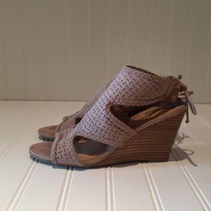 BRAND NEW REPORT Tan / Light Pink Wedges sz 36.5